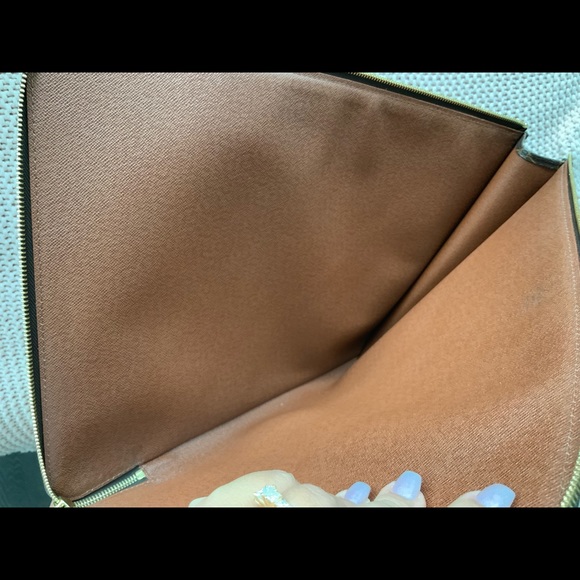 Louis Vuitton portfolio - Picture 2 of 8